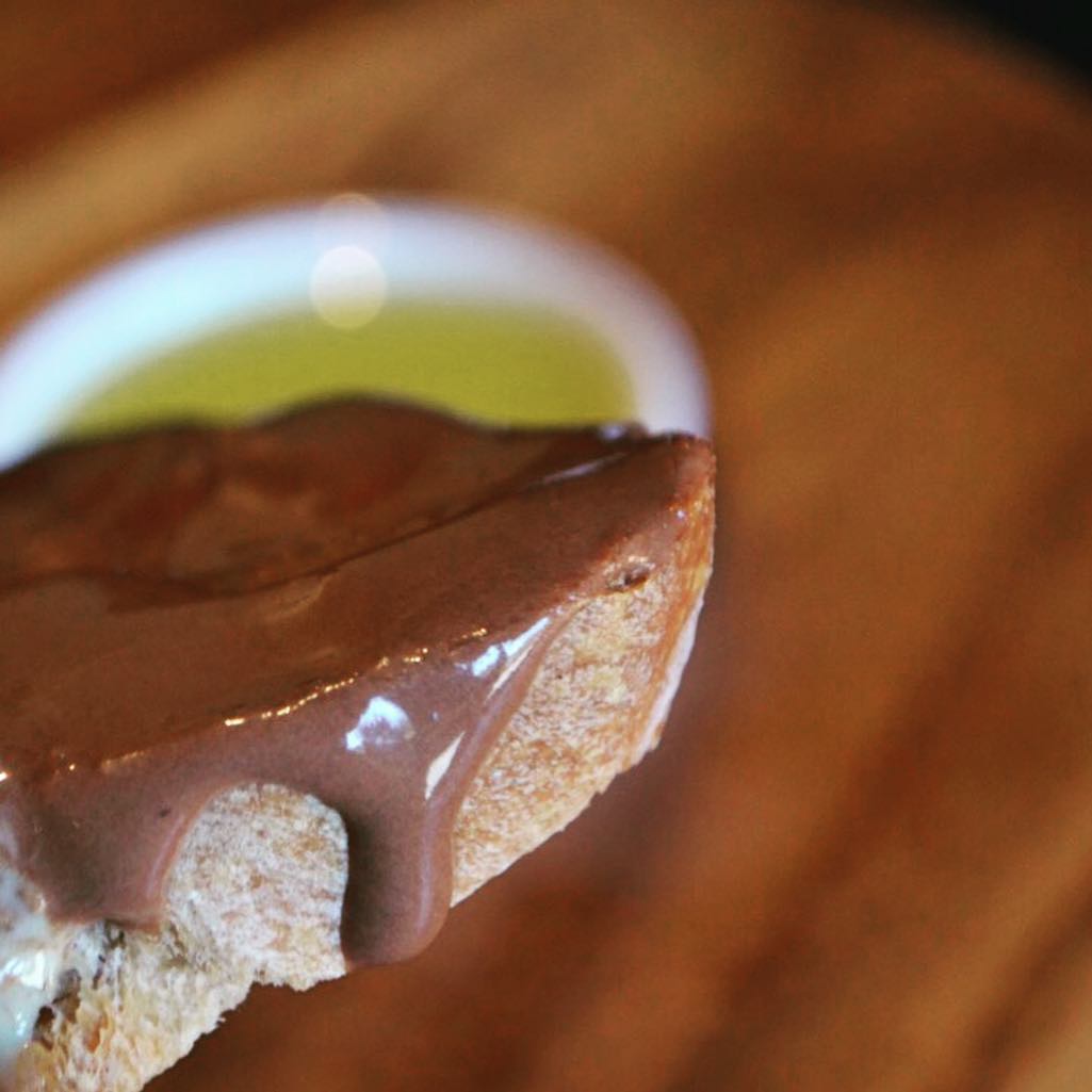 自家製パンにチョコレートのジェラート