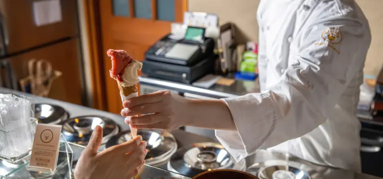 ジェラートの手渡し